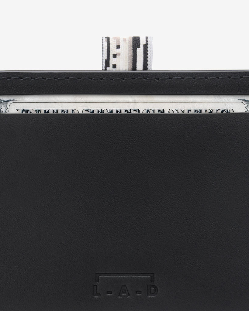 Tarjetero de piel para hombre Travel L - A - D® - Detalle de la piel y costuras