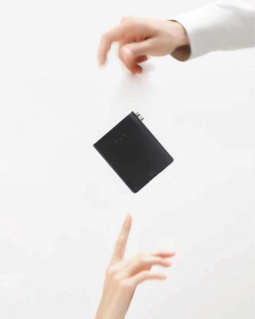 Tarjetero-de-piel-para-mujer Slim L - A - D® - Manos de modelos hombre y mujer atrapando el tarjetero