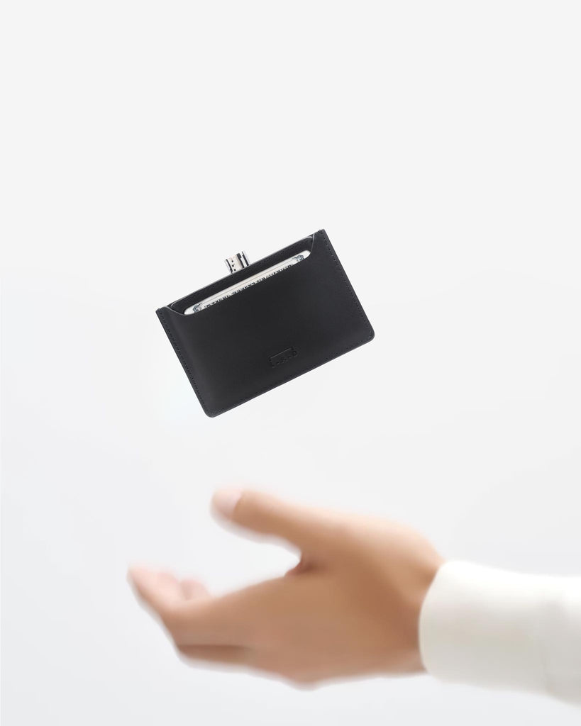 Tarjetero hombre cuero Travel L - A - D® - Modelo atrapando el tarjetero