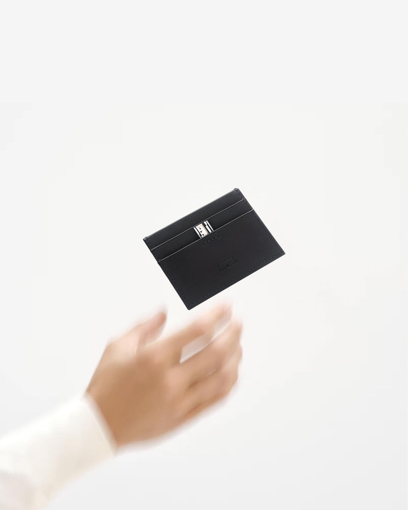 Tarjetero cartera Doble L - A - D® - Modelo atrapando el tarjetero