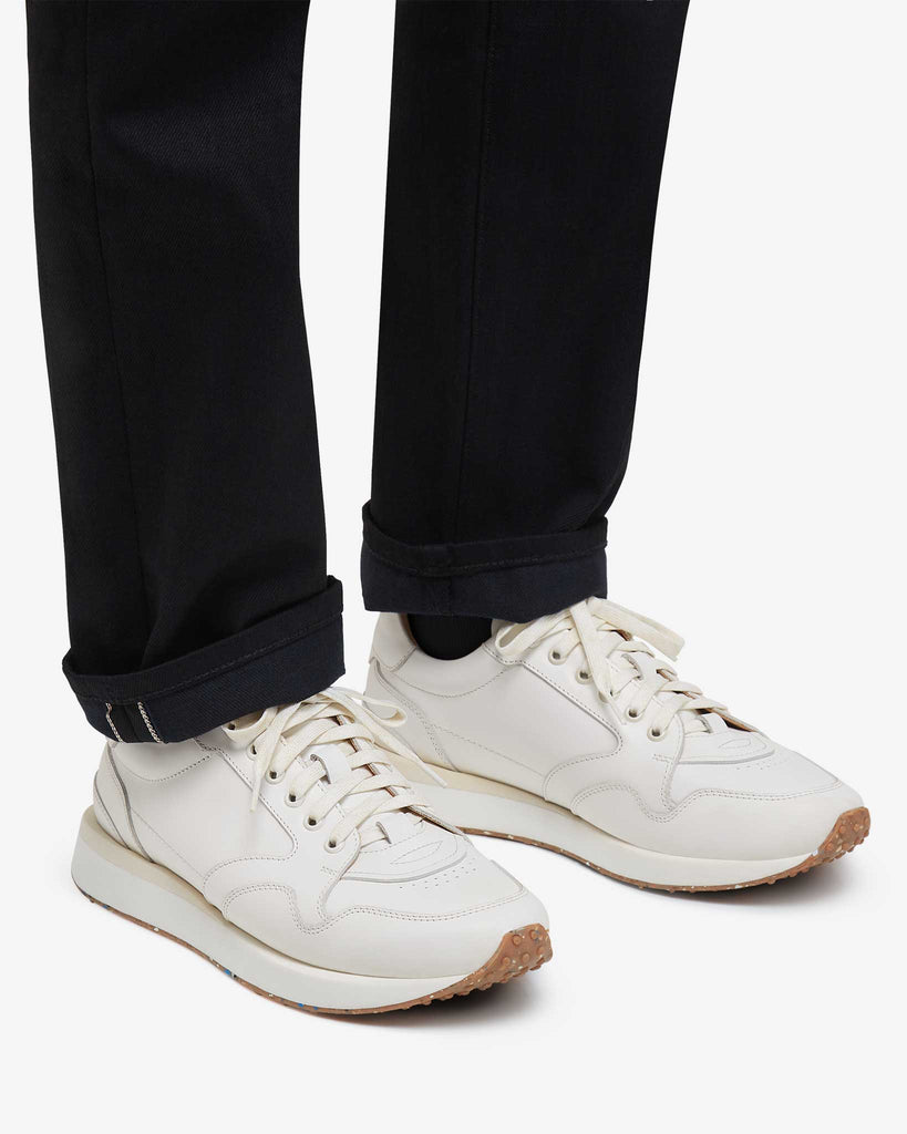 Casual jeans outfit con tenis blancos Jueves | L - A - D ®