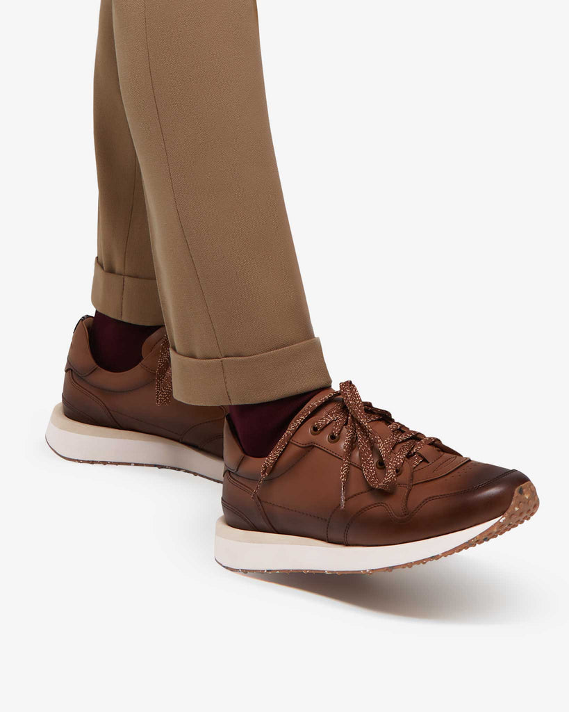 Pantalones de vestir con tenis Jueves Café | L - A - D ®