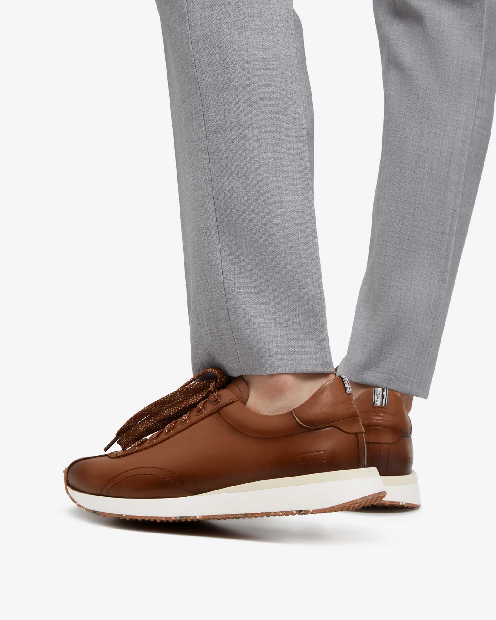 Outfit con tenis cafes hombre hotsell
